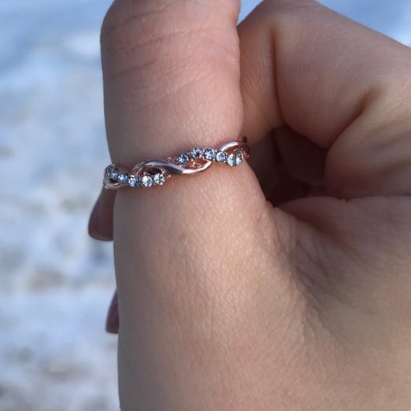 Rose Gold Color Twist ring - Picture 4 of 5